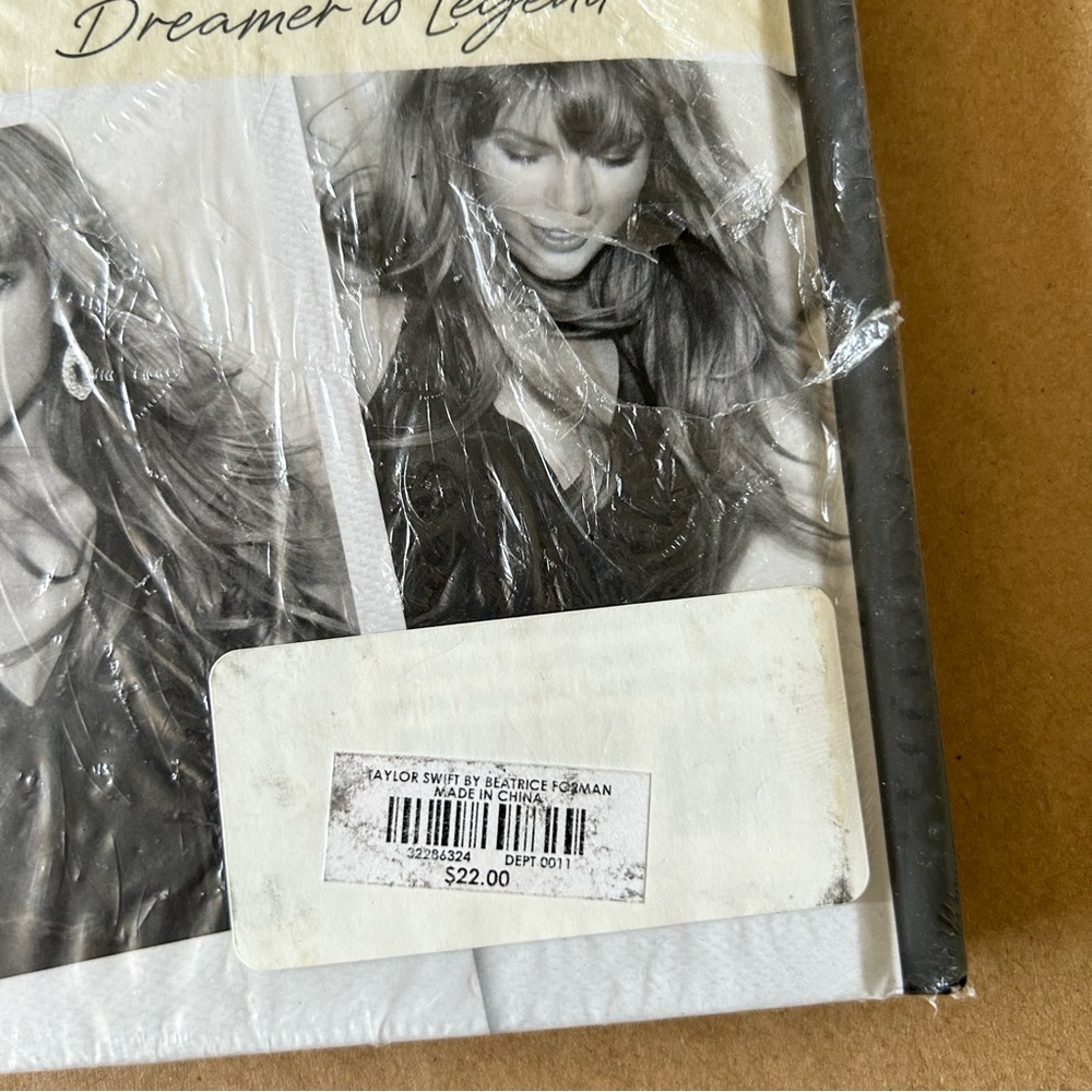 Taylor Swift Collectible Hardcover Book Taylor Swift Spotlight On A Legend Book - Picture 6 of 12